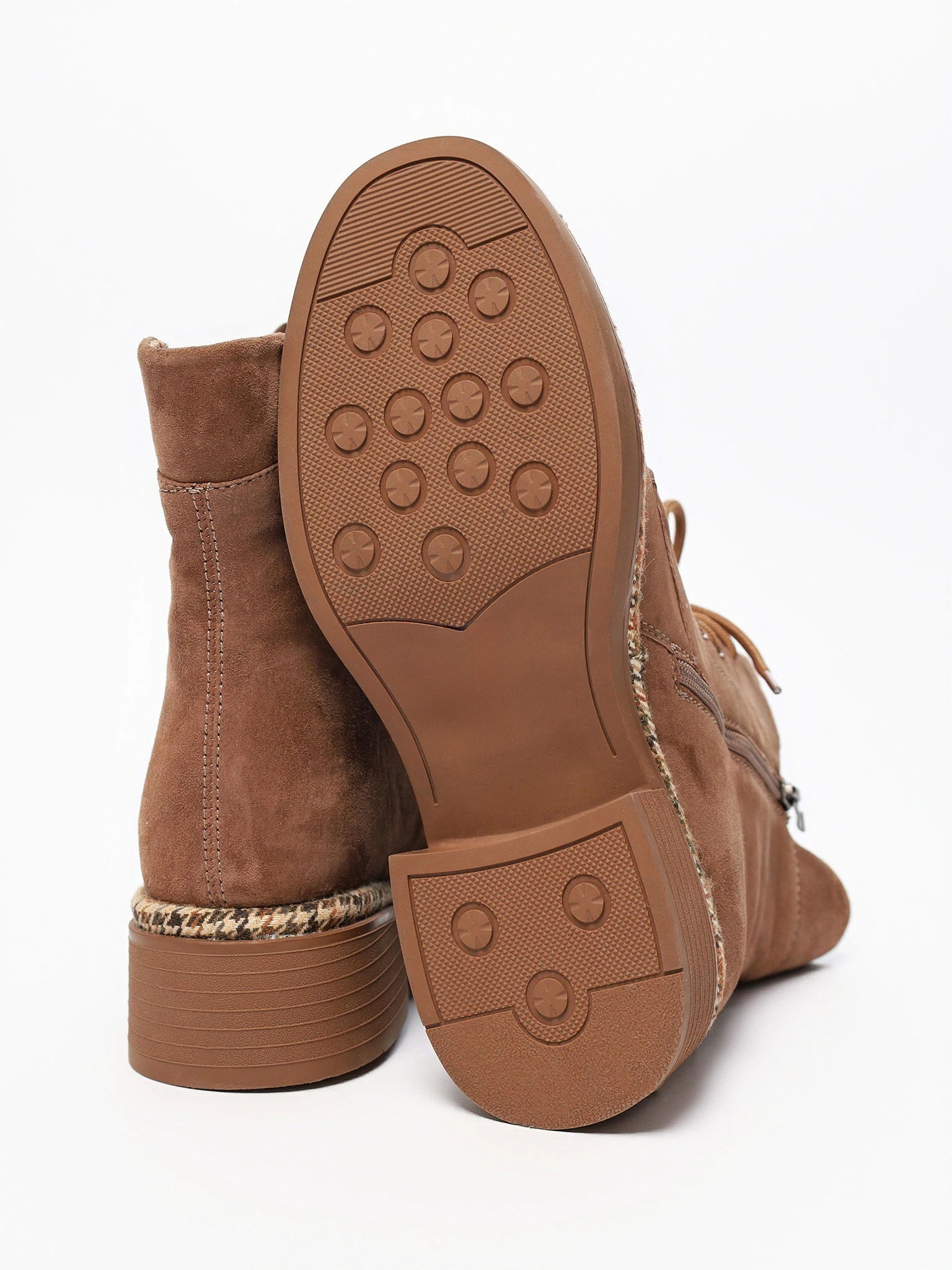 Ботинки коричневого цвета на широком среднем каблуке